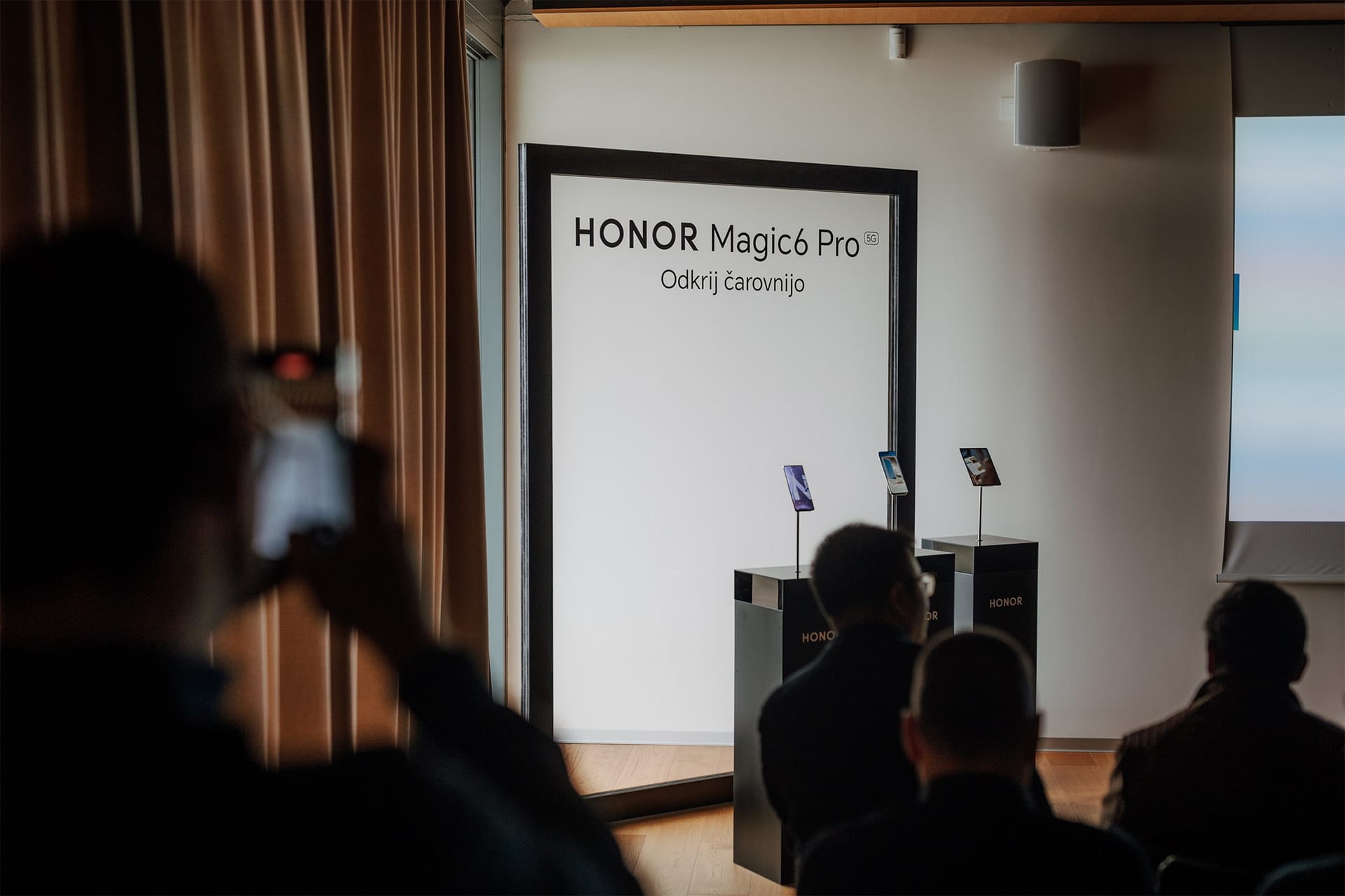 Predstavitev telefona Honor Magic6 Pro pred občinstvom v dvorani.